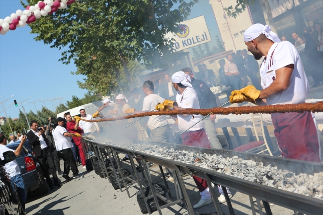 Çorum'da 19 metre uzunluğundaki Adana kebabı ilgi gördü